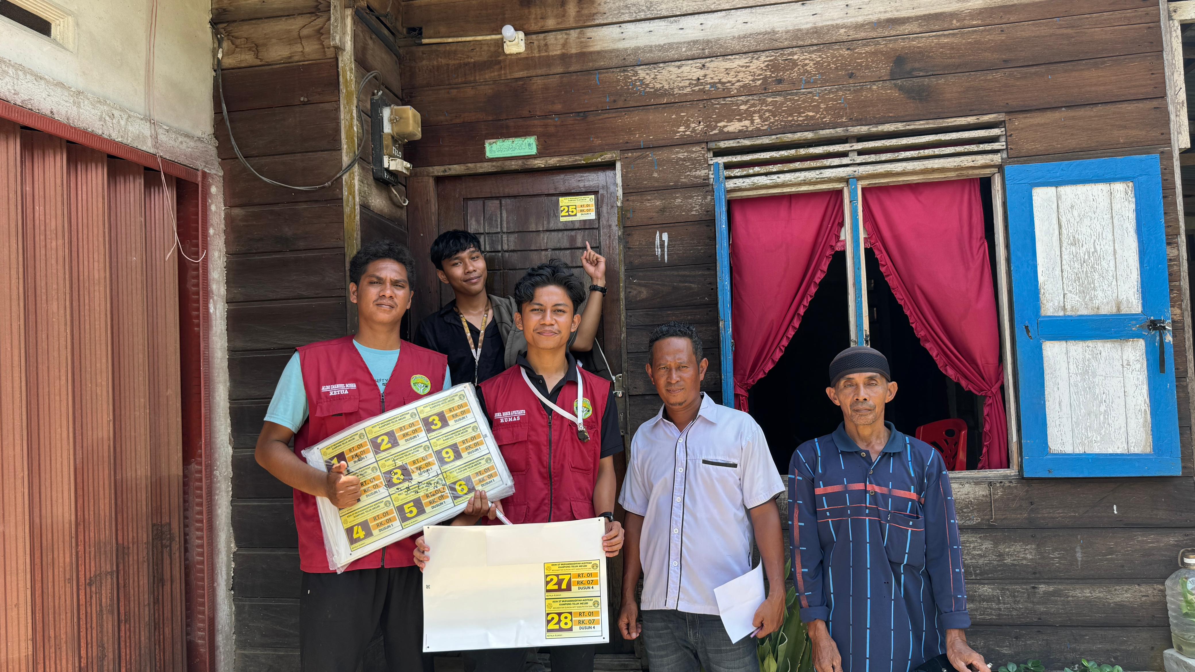 Mahasiswa KKN Pasang Nomor Rumah di Dusun 1 hingga Dusun 4 untuk Perbaikan Administrasi Desa